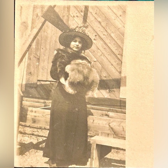 Vintage RPPP 1900’s Fancy Woman in Fur Coat and Fur Muffin Real Picture Postcard - Picture 3 of 7